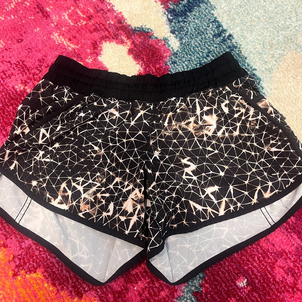 Lululemon Tracker Short III MR - Size 8